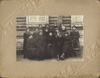 Люди у дома Групповая фотография артикул 6137b.